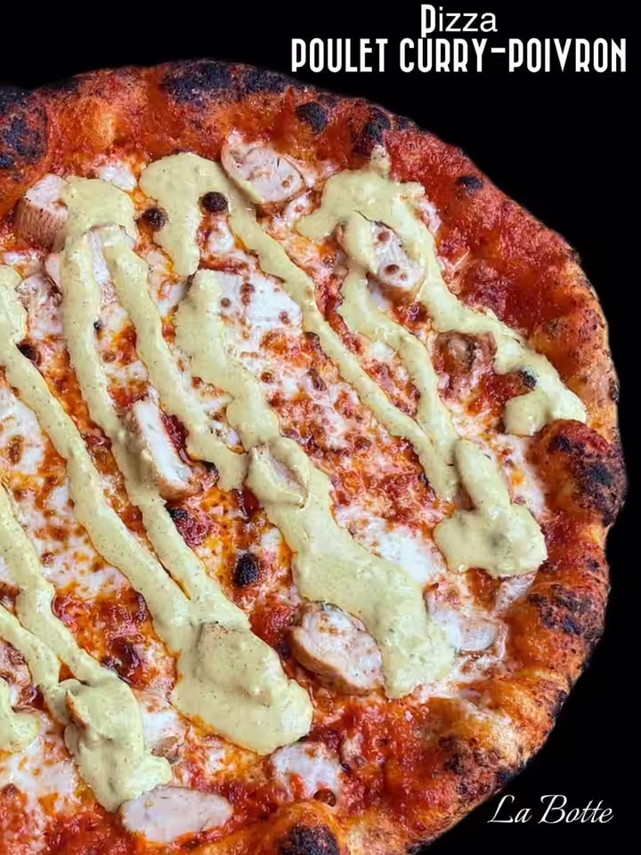 Pizza POULET POIVRON CURRY - Base crème de poivrons, mozzarella fleur de lait, blanc de poulet mariné et poélé, sauce crème au curry rouge.