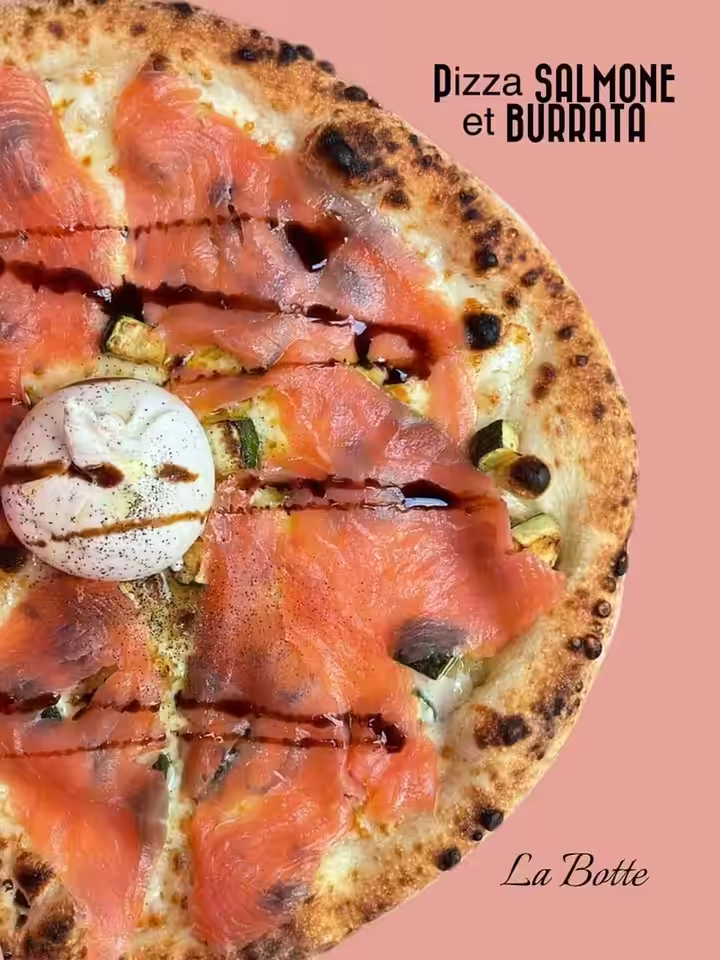 Pizza SAUMON - Mozzarella fleur de lait, courgettes poélés, saumon fumé mariné, burrata, vinaigre balsamique AOP.