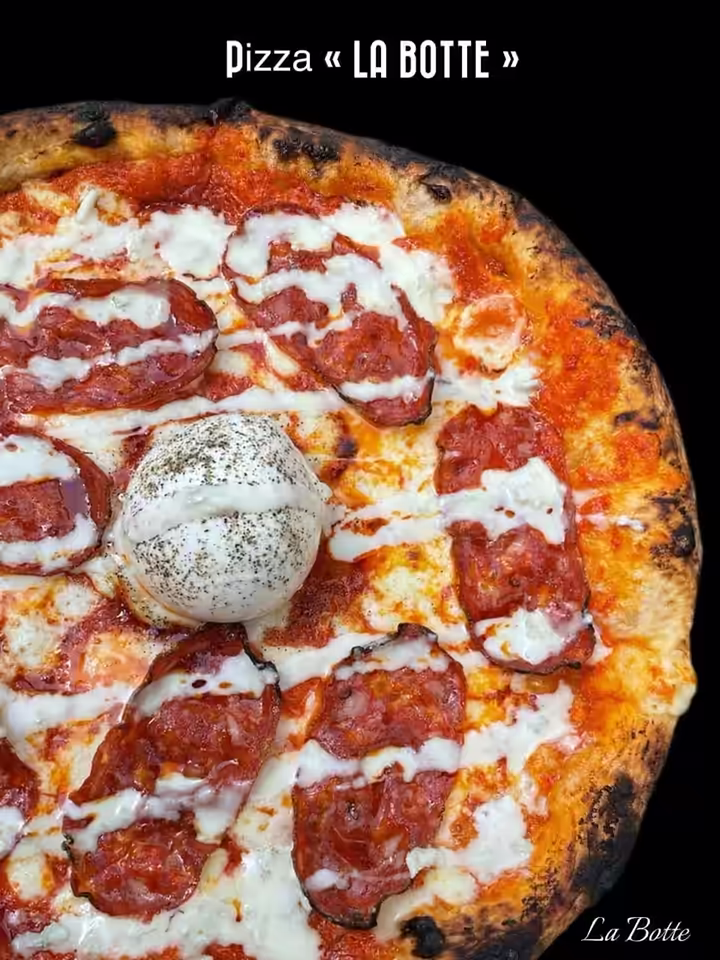 Pizza LA BOTTE - Base crème de poivrons, mozzarella fleur de lait, salami piquante de Calabre, burrata, crème de gorgonzola.